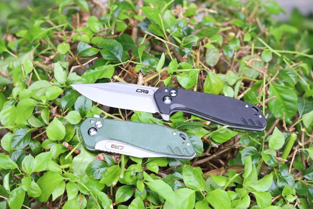Fixed Blade vs. Folding Knife: The Great Debate About Self-Defense Tools!