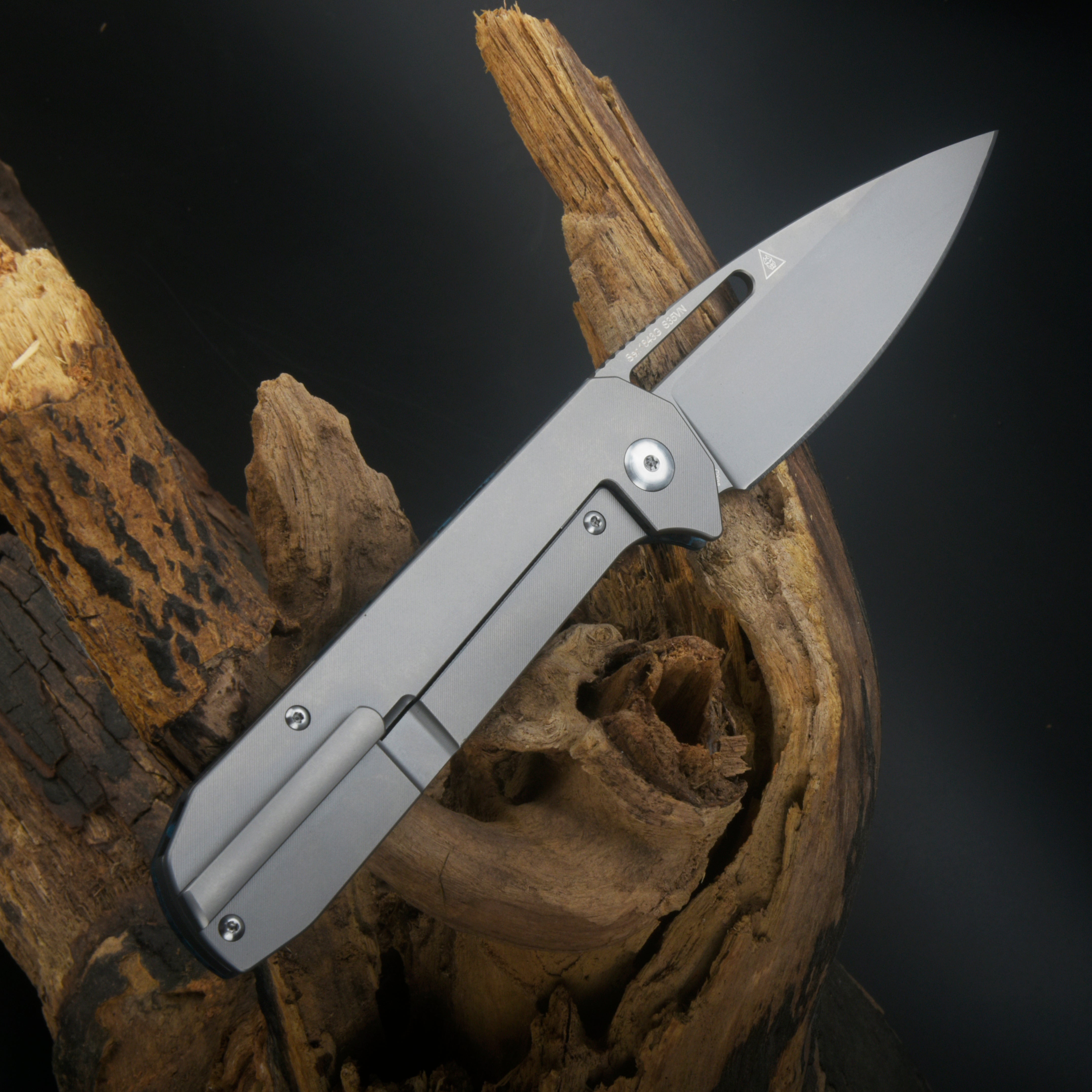 Artisan Cutlery Arion ATZ-1843G: S35VN Blade, Titanium & Carbon